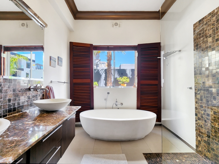 3 Bedroom Property for Sale in Sea Point Western Cape